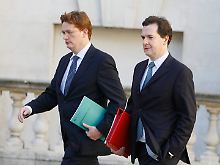 George Osborne und sein Staatssekretär Danny Alexander (l.) auf dem Weg ins Unterhaus.