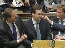Das Schulterklopfen gehört zum Ritual: Osborne zwischen Premierminister Cameron und Staatssekretär Alexander. Der Arm rechts im Bild gehört Vize-Premier Clegg.
