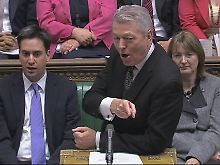 Der Labour-Finanzpolitiker Alan Johnson wirft der Regierung vor, aus ideologischen Gründen zu sparen. Links im Bild Labour-Chef Ed Miliband.