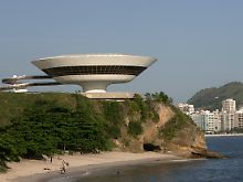 Die Welt vom brasilianischen Standpunkt aus betrachten: Oscar Niemeyers Museumsbau in Niteroi bei Rio de Janeiro.