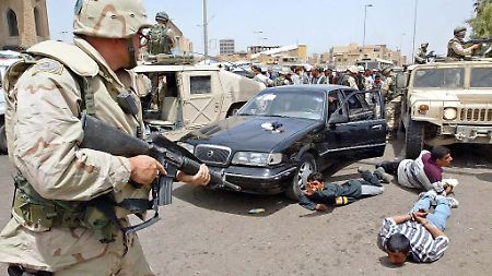 Ein US-Militärpolizist stellt in Bagdad irakische Plünderer.