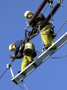 Kostspielige Infrastruktur: Monteure arbeiten an einer 110-KV-Hochspannungsfreileitung in 20 Metern Höhe.