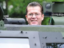 Guttenberg in einem "Fennek"-Spähwagen in Eutin.