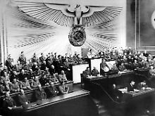 Hitler begründet vor dem Reichstag in Berlin am 1. September 1939 den Angriff auf Polen. Er erklärt, dass die Wehrmacht auf polnische Aggression hin zurückgeschossen hätte: "Seit 5:45 Uhr wird jetzt zurückgeschossen".
