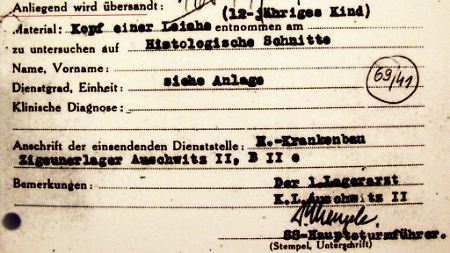 Eines der Dokumente aus dem KZ Auschwitz-Birkenau, die Mengeles Unterschrift tragen.