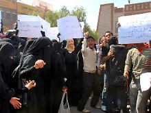 Kommilitonen der festgenommenen Studentin bei einer Kundgebung vor der Universität in Sanaa.