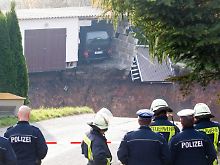 Feuerwehrleute am Rande des Kraters in Schmalkalden.