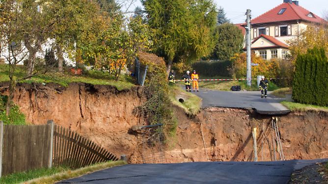 Ein Knacken, dann gab die Erde nach: Ein Krater mitten in Thüringen