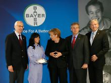Bundeskanzlerin Angela Merkel (Mitte) bei einem Besuch bei Bayer in Berkeley im April.