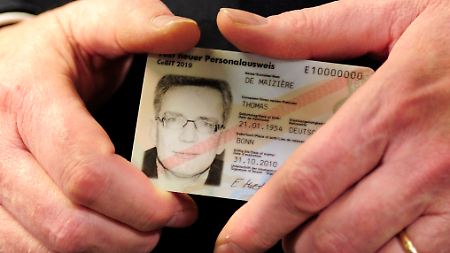 Der Innenminister hat seinen schon. Ob er sich damit auch im Internet ausweist?