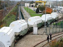 Abfahrt in Valognes: Die elf Spezialbehälter enthalten 123 Tonnen deutschen Atommüll.