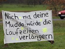 Vorwurf in Richtung Bundeskanzlerin? (Plakat nahe Splitau im Landkreis Lüchow-Dannenberg)