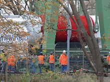 Ein Castor-Behälter wird im Bahnhof Dannenberg vom Zug auf einen Lkw geladen.