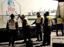 Mit allen Tricks: Den Blockade-Container tarnte Greenpeace als Bier-Wagen ...
