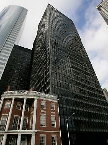 Rechts der Wolkenkratzer von Ambac auf der One State Street Plaza in New York.