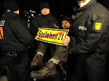 Protest verbindet: Ein Demonstrant in Gorleben stellt die Verbindung zu Stuttgart her.