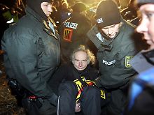 Meist ganz vorsichtig werden die letzten Blockierer von der Straße getragen.