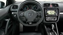 Sportiliches Lenkrad, Metall auf den Pedalen und Leder auf den Sitzen - Der Scirocco R bietet einen Mischung aus Komfort und Sportambiente im Innenraum.