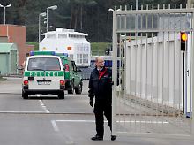 Angekommen: Hinter dem letzten der elf Castor-Behälter wird das Tor des Zwischenlagers geschlossen.