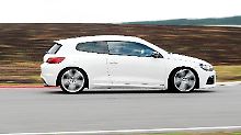 Der Vortrieb des Zwei-Liter-Vierzylinders ist beachtlich. Dank Turboaufladung und Direkteinspritzung entfaltet er seine Kraft souverän über das Drehzahlband.