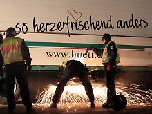 Vor dem Verladebahnhof in Dannenberg muss ein Greenpeace-Container aus seiner Verankerung gelöst werden. Erst am Morgen können die Castoren starten.