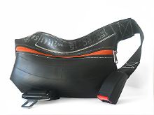 Eine Gürteltasche aus alten Autoteilen von KaWeDe.
