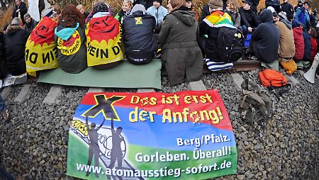Atomkraftgegner sitzen auf den Bahngleisen im südpfälzischen Berg und protestieren gegen den Transport von Atommüll.