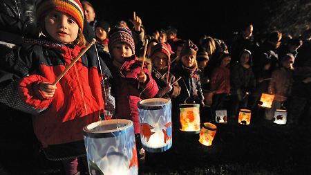 In der Zeit um den St. Martinstag finden bundesweit traditionell die Umzüge der Kinder mit ihren prächtigen Laternen statt, hier im niederbayerischen Straubing.
