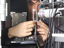 Diplom-Physiker Timo Wolff bei der Untersuchung an Fragmenten der Qumran-Rollen mit der 3D-Röntgenfluoreszenzanalyse beim Helmholtz-Zentrum für Materialien und Energy (BESSY) in Berlin.