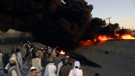 Bei einem Angriff auf einen NATO-Nachschubkonvoi für Afghanistan brennen in Pakistan vier Öltankwagen aus.