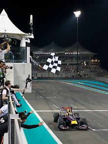 Im Ziel, aber noch nicht Champion: Nachdem Sebastian Vettel die Linie überquert, vergehen noch bange Sekunden. Erst als Nico Rosberg vor Alonso über die Linien fährt, ist klar: Vettel ist Weltmeister.