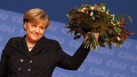 Vielen Dank für die Blumen! Angela Merkel zeigt im Gegenzug ein Lächeln.
