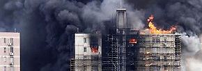 Mitten in Shanghai: Hochhaus brennt aus