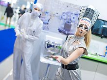 Am Stand des Chipherstellers auf der Messe Semicon Europa 2010 in Dresden muss eine junge Frau im Infineon-Kostüm tanzen: Kreativität ist im Halbleitergeschäft nicht gerade eine Schlüsselqualifikation.