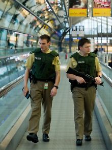 Auch auf dem Flughafen Leipzig/Halle patrouilliert die Bundespolizei mit Maschinenpistole.