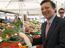 EU-Kommissionspräsident lernt auf dem Münchner Viktualienmarkt den berühmten bayerischen "Bierradi" kennen.
