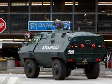Ein gepanzertes Fahrzeug steht auf dem Flughafen-Gelände in Hamburg. Die Bundespolizei ist für die Sicherheitskontrollen zuständig.