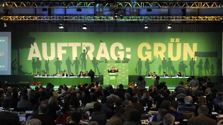 Grünen-Parteitag in Freiburg: Die Probleme der Grünen sind ungewohnt für die Partei.