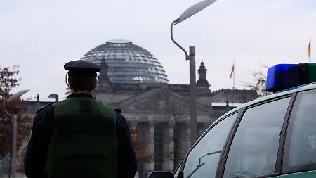 Sicherheitskontrollen und Polizeipräsenz werden bundesweit verschärft – nicht nur am Berliner Reichstag.