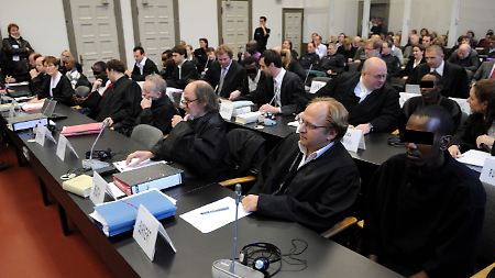 "Angriff auf den Seeverkehr" und "erpresserischer Menschenraub" werden den 10 Somaliern vorgeworfen.