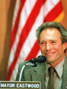 Eastwood 1986 als Bürgermeister im Stadtrat ...