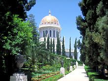 In Haifa flanieren Touristen durch die gepflegten Gärten des Bahaischreins.