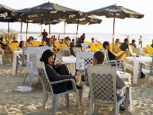 Entspannter Start: Tel Aviv bietet viel Strandleben und wenig Sittenstrenge.