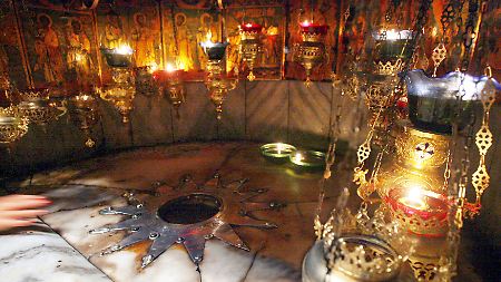 Hunderttausendfach berührt: Der sogenannte Silberstern in der Geburtsgrotte unter der Geburtskirche Jesu Christi in Bethlehem.