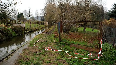 Rest des Absperrbandes der Polizei nahe des Fundortes der beiden Getöteten. 