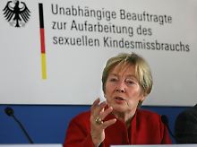 Christine Bergmann stellt eine Zwischenbilanz der Kampagne "Sprechen hilft" vor.