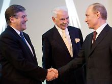 Handschlag im Adlon: Zwischen Ackermann und dem russischen Ministerpräsidenten Wladimir Putin lächelt Nikolaus Wilhelm Knauf, Chef des mittelständischen Bauspezialisten Knauf Gips.
