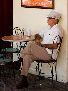 Das ist eine Guayabera. Zu offiziellen Anlässen wird die langärmlige Version getragen.