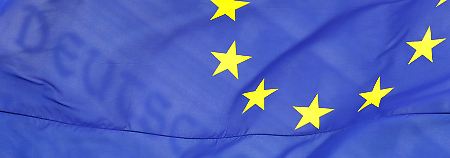 Flagge vor dem Bundestag: Die zwölf gelben Sterne stehen für Europas Einheit.