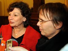 Christa Goetsch (l) möchte sich wieder auf die Bildungspolitik konzentrieren, als GAL-Spitzenkandidatin schlägt sie Anja Hajduk vor.